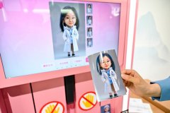 做人员向“活力中国调研行”采访勾当的记者展